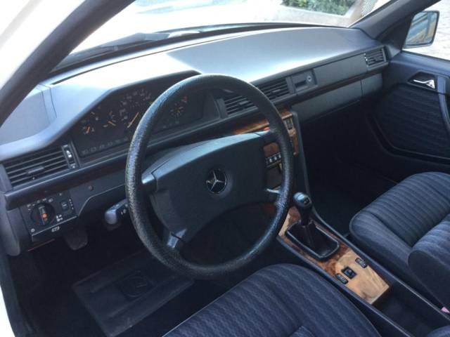 Mercedes-Benz 200 E