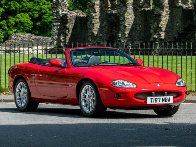 Image 1/33 of Jaguar XK8 4.0 (1999)