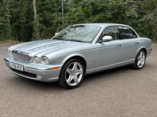 Image 1/8 of Jaguar XJ 8 4.2 (2006)