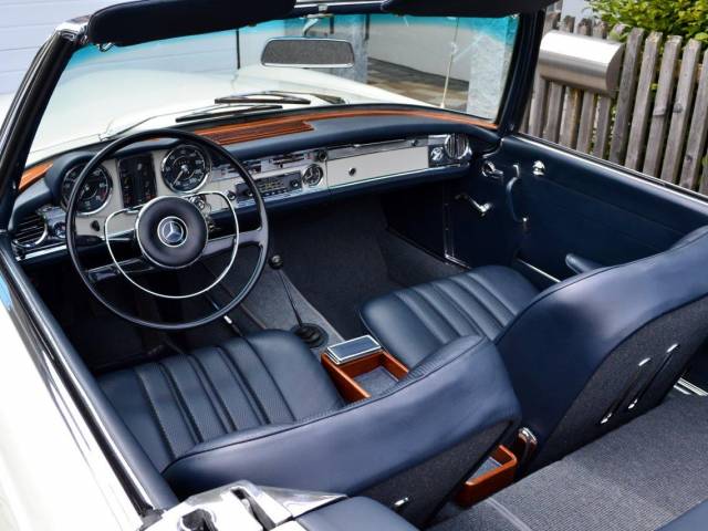 Mercedes-Benz 230 SL