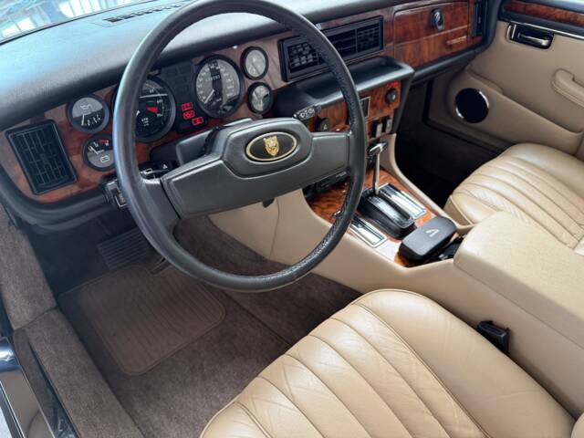 Jaguar XJ 12
