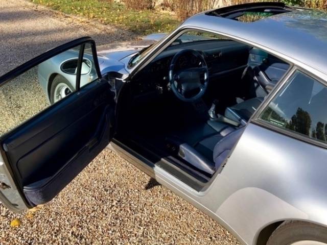 Porsche 911 Carrera - Porsche 911 type 993 Carrera 2 entrée de porte chauffeur.