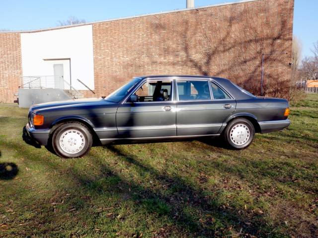 Mercedes-Benz 560 SEL
