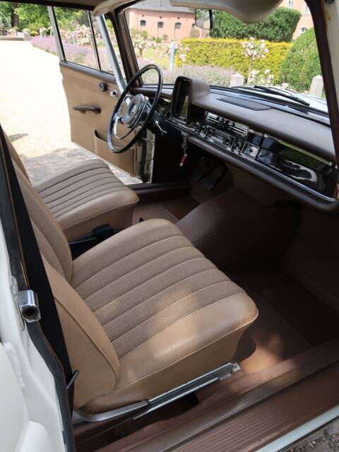 Mercedes-Benz 200 D
