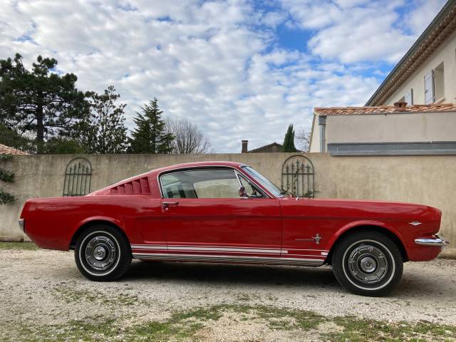 Ford Mustang 289 - Ford Mustang 1965 coté droit.