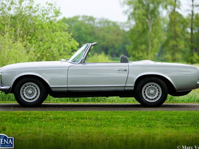 Mercedes-Benz 230 SL