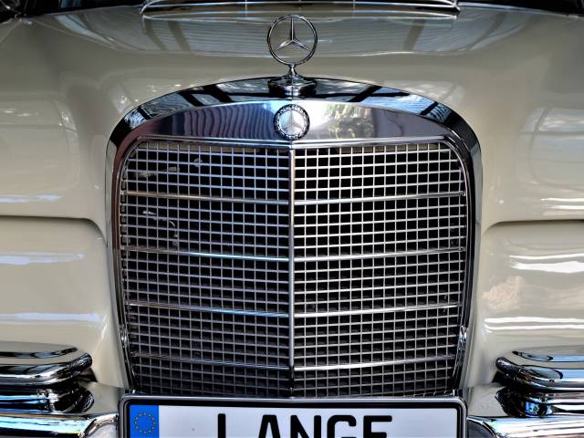Mercedes-Benz 300 SE