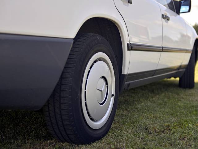 Mercedes-Benz 200 D