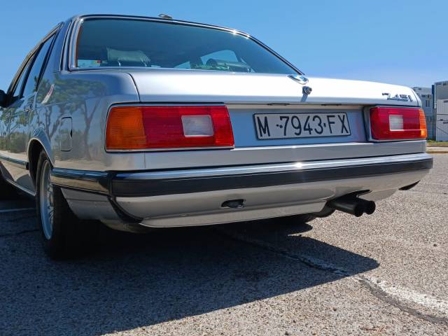 BMW 745i