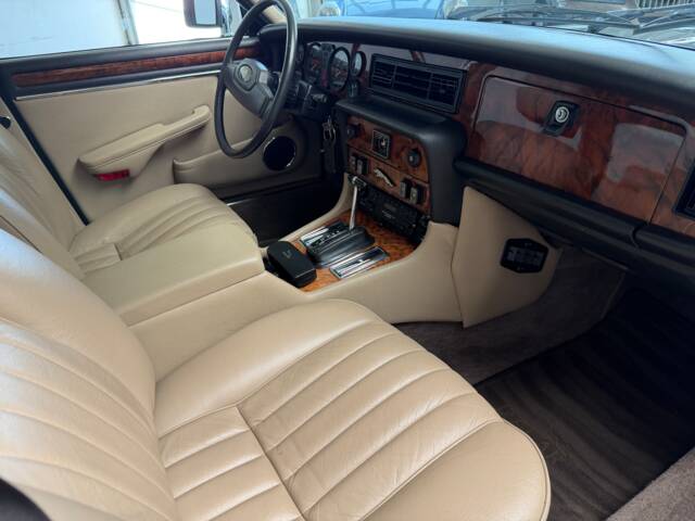 Jaguar XJ 12