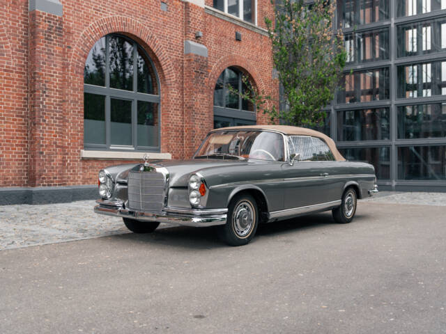 Imagen 1/81 de Mercedes-Benz 220 SE b (1963)