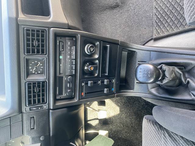 Opel Kadett 1,6i - Schonendes 5-Gang-Getriebe mit dem originalem Grundig-Radio.