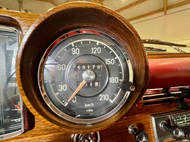 Mercedes-Benz 220 SE b