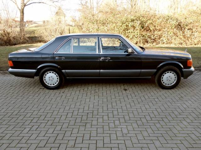 Mercedes-Benz 560 SEL