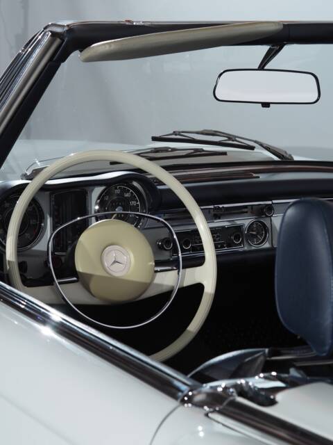 Mercedes-Benz 280 SL