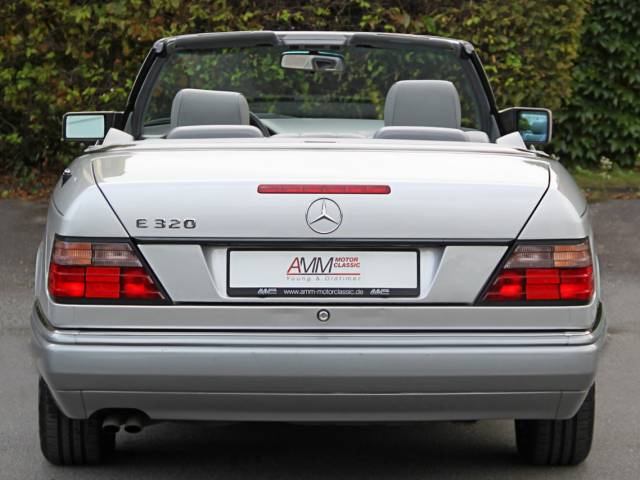 Mercedes-Benz E 320