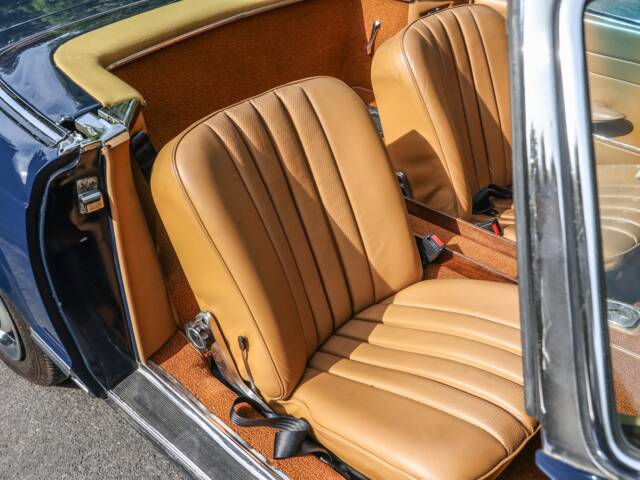 Mercedes-Benz 230 SL