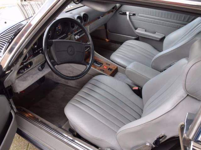 Mercedes-Benz 560 SL
