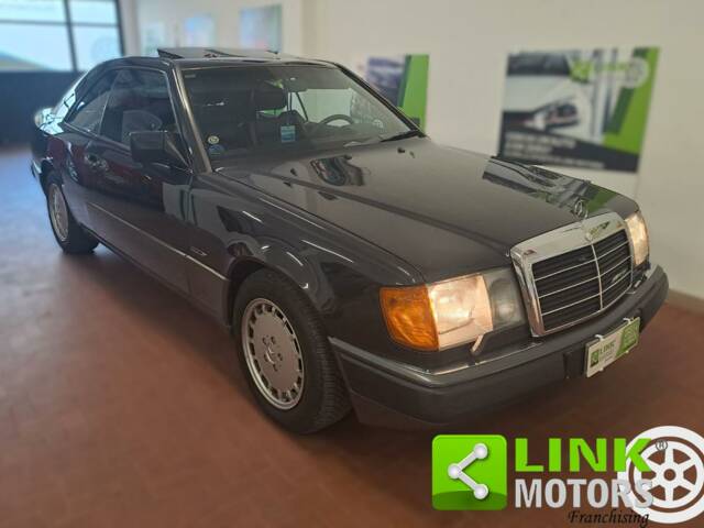 Imagen 1/10 de Mercedes-Benz 300 CE-24 (1990)