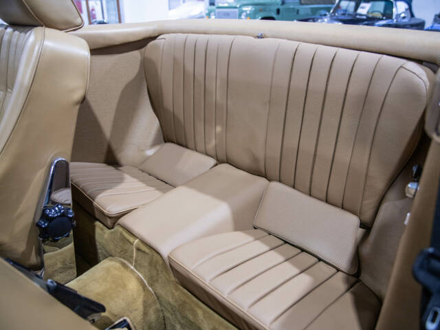 Mercedes-Benz 560 SL