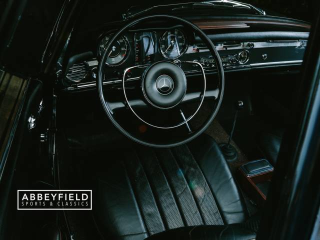 Mercedes-Benz 230 SL