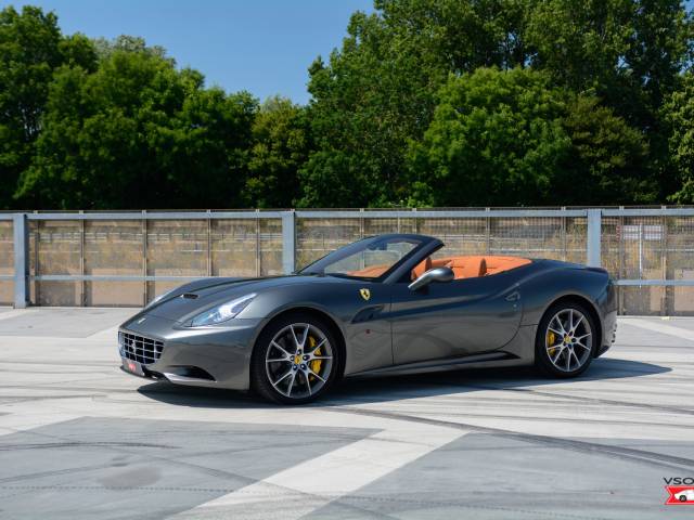 Image 1/13 of Ferrari California (2010)