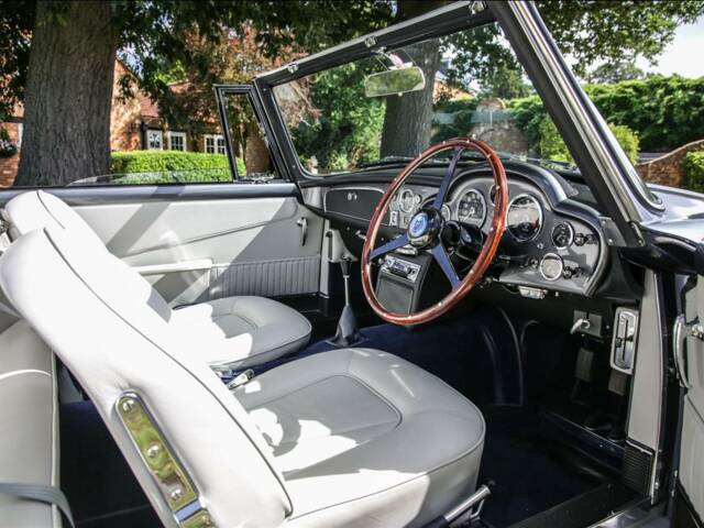 Aston Martin DB 6 Volante