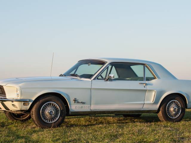 Ford Mustang 200 - Aktuell mit GT 350 Rennstreifen (Streifen sind Aufkleber)