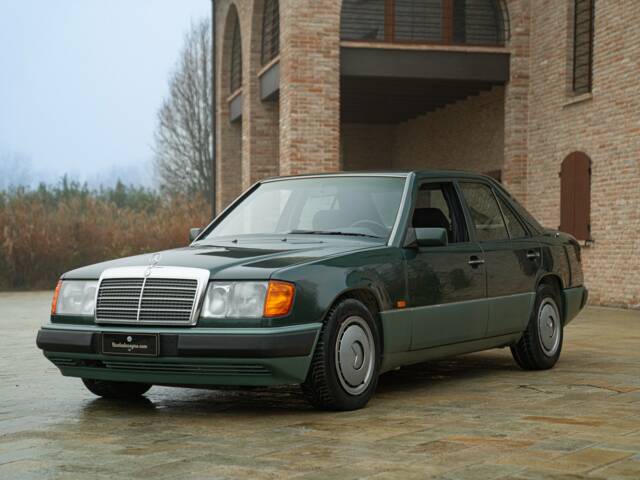 Bild 1/50 von Mercedes-Benz 200 D (1990)