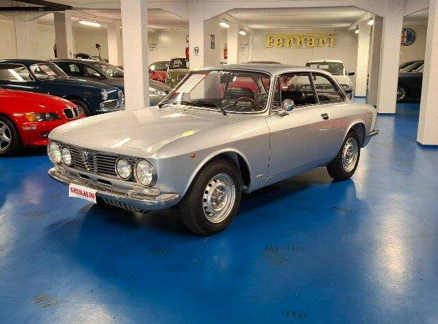 Image 1/37 de Alfa Romeo Giulia GT 1300 Junior (1975)