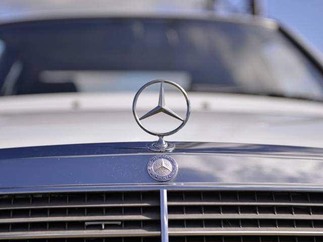 Mercedes-Benz 200 D