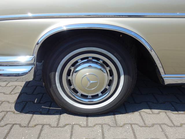 Mercedes-Benz 300 SE