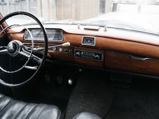 Mercedes-Benz 220 S