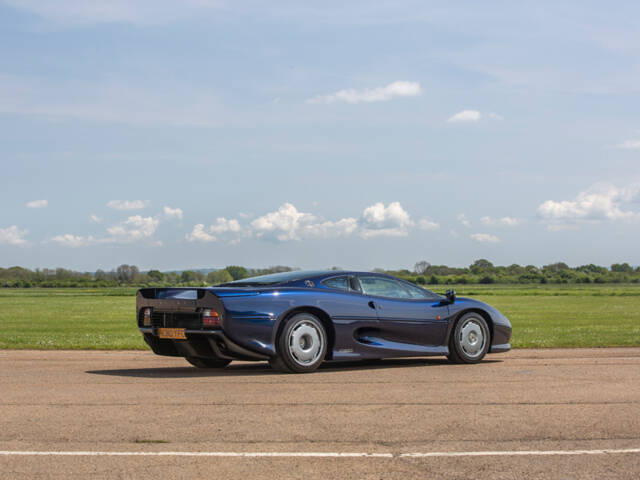 Jaguar XJ 220