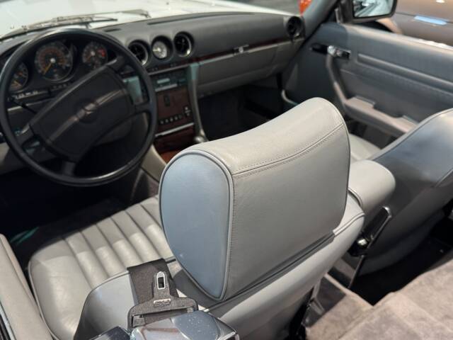 Mercedes-Benz 560 SL