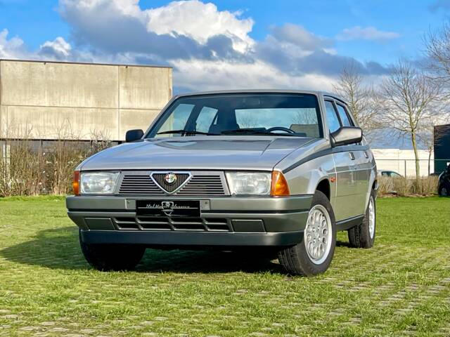 Bild 1/23 von Alfa Romeo 75 1.6 (1988)