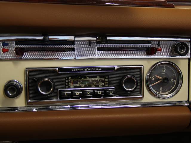 Mercedes-Benz 230 SL