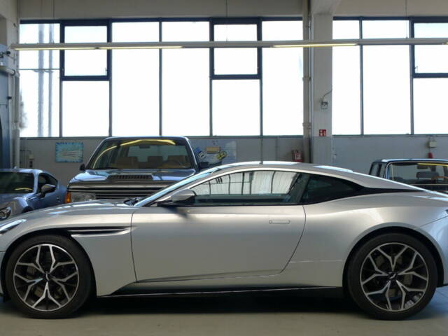 Image 1/37 of Aston Martin DB 11 V12 (2020)
