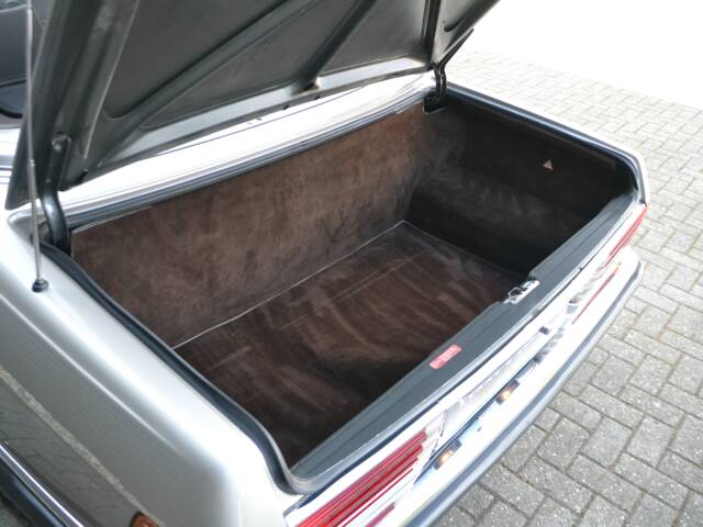 Mercedes-Benz 560 SL