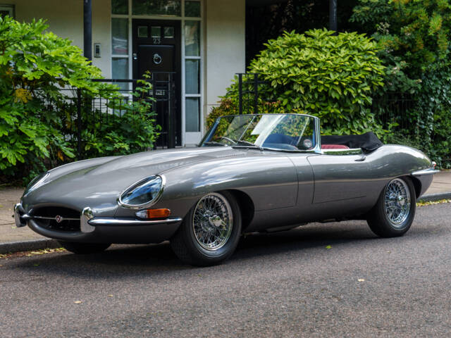 Image 1/21 of Jaguar E-Type 4.2 (1965)