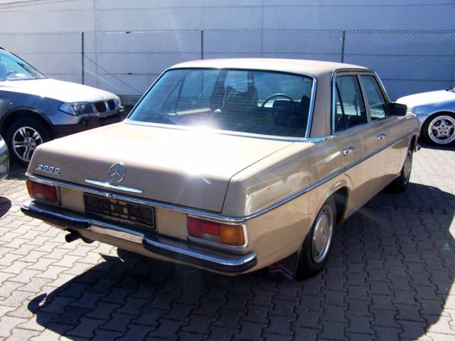 Mercedes-Benz 200 D