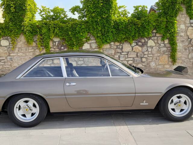 Ferrari 365 GT4 2+2