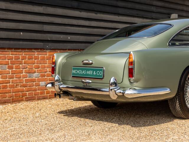 Aston Martin DB 4