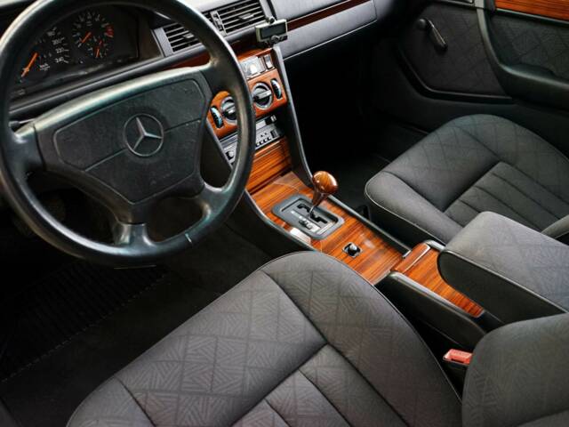 Mercedes-Benz E 220 T