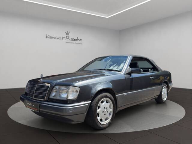 Image 1/24 of Mercedes-Benz E 220 (1993)