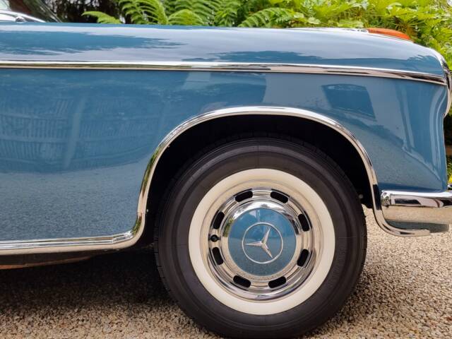 Mercedes-Benz 220 SE