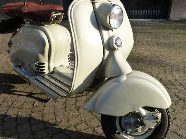 Lambretta 150 Special Silver In Vendita  - Lambretta Silver Special Front Legsheild Badge.