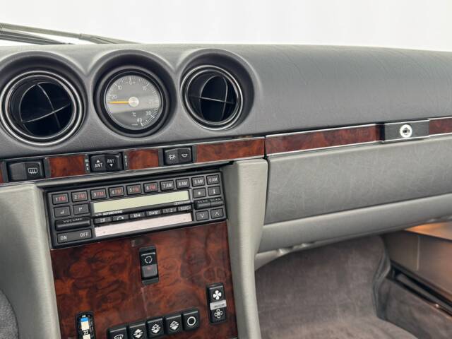 Mercedes-Benz 560 SL
