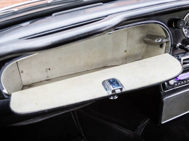 Aston Martin DB 4