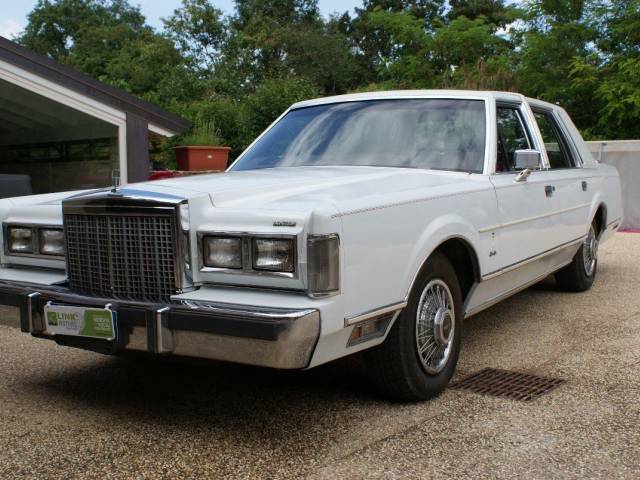 Bild 1/15 von Lincoln Town Car (1985)